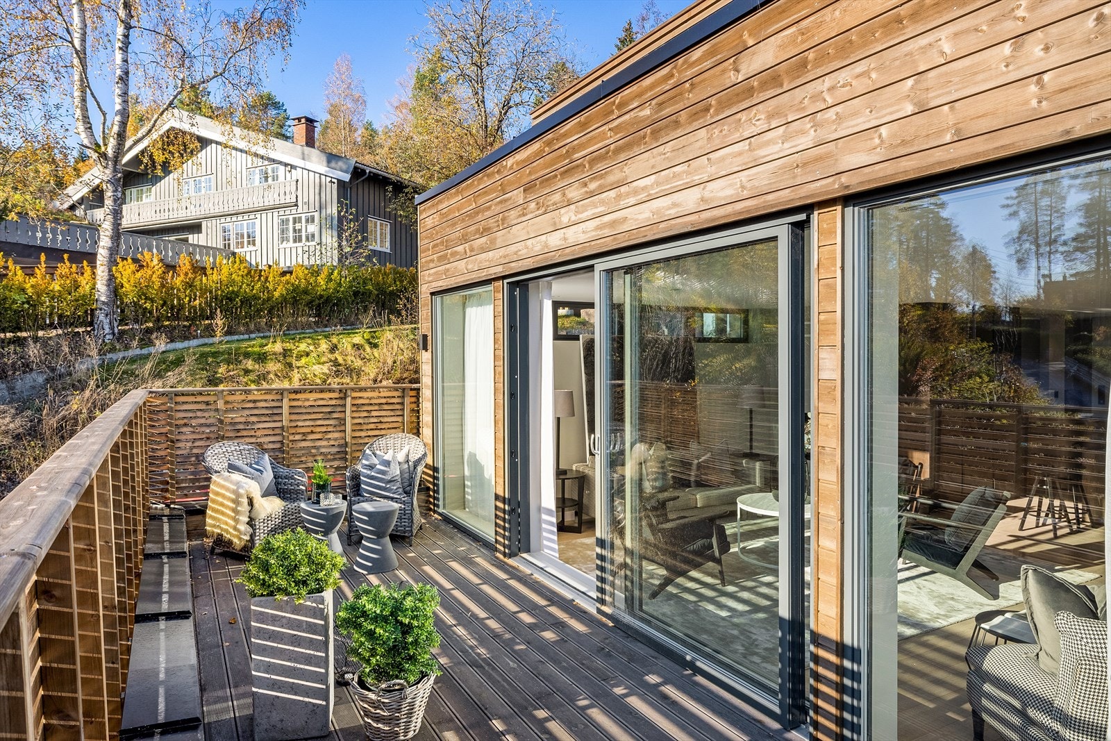 Stor terrasse utenfor stuen. Galleribilde