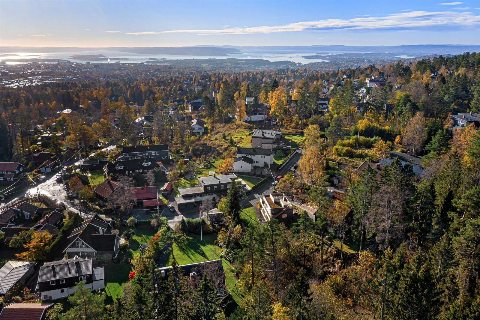 Her har du fantastiske turmuligheter rett utenfor boligen. Området er egnet for barnefamilier og andre som trives litt utenfor bykjernen, men som samtidig liker å leve med nærhet til de sentrale deler av Oslo. Galleribilde