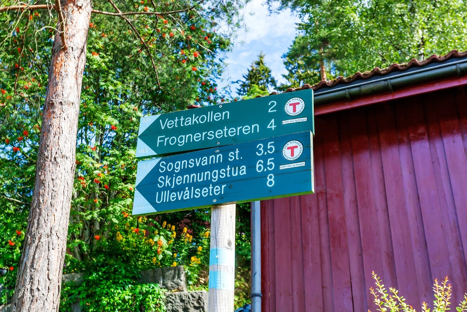 Naturskjønn, sjelden og fredelig beliggenhet på Vettakollen i et veletablert boområdet grensende til marka innerst i blindvei. Galleribilde