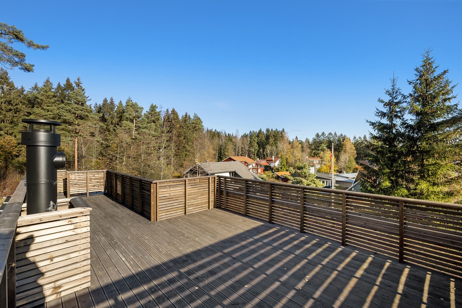 Takterrassen er på hele 32 kvm og har plass til flere sittegrupper, solsenger og grill. Galleribilde