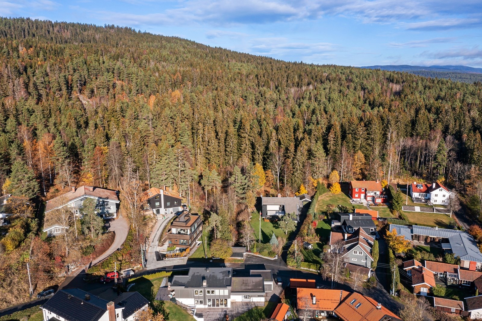 Boligen ligger i rolige og naturskjønne omgivelser på Vettakollen. Svært barnevennlig boområdet grensende til marka innerst i blindvei. Galleribilde
