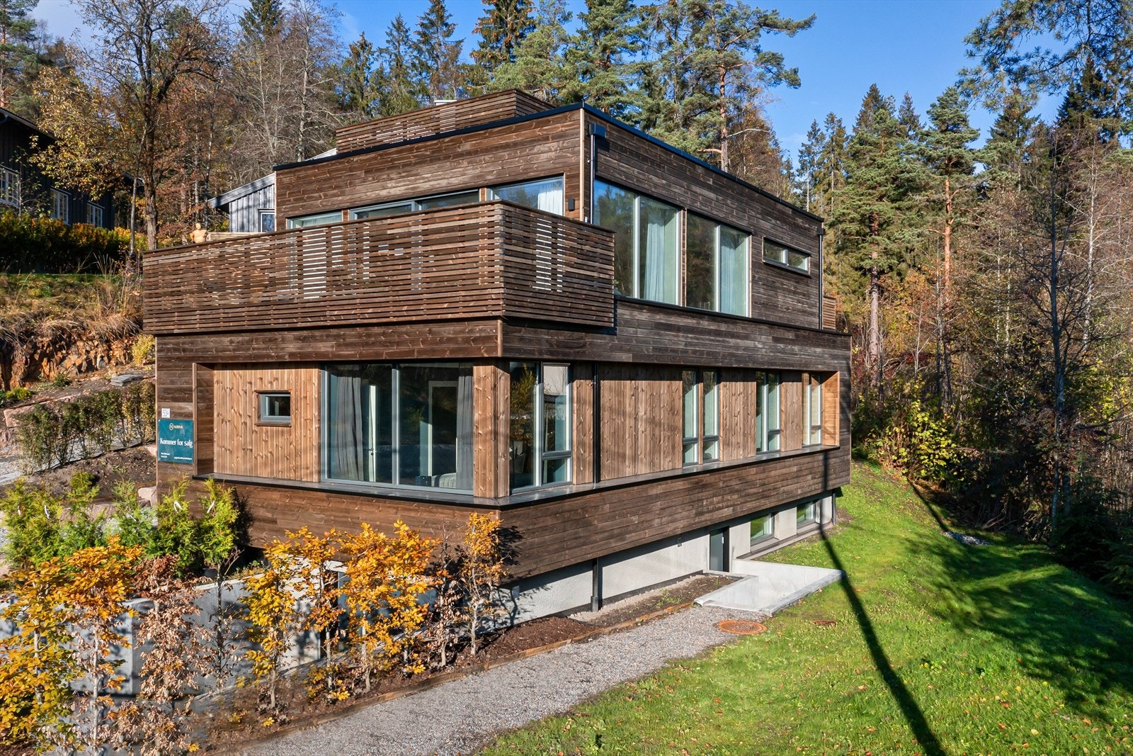 Boligen har egen inngang til underetasjen. Galleribilde