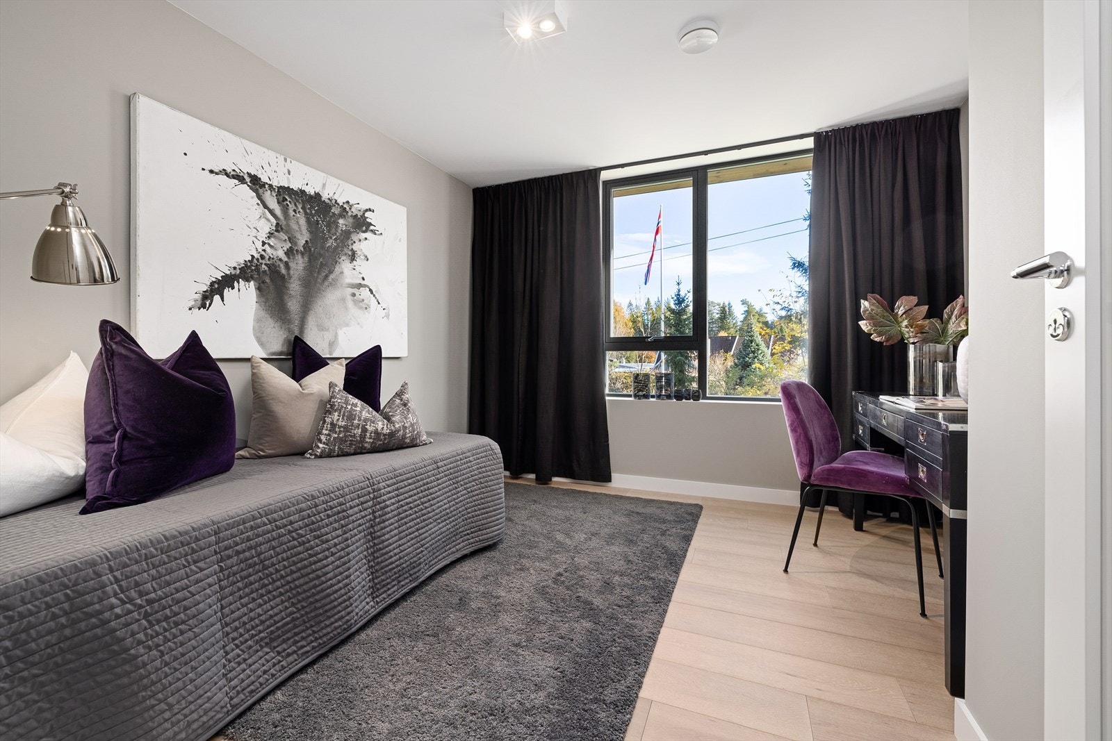 Soverom 2 med god plass til seng, garderobe og hjemmekontor. Galleribilde