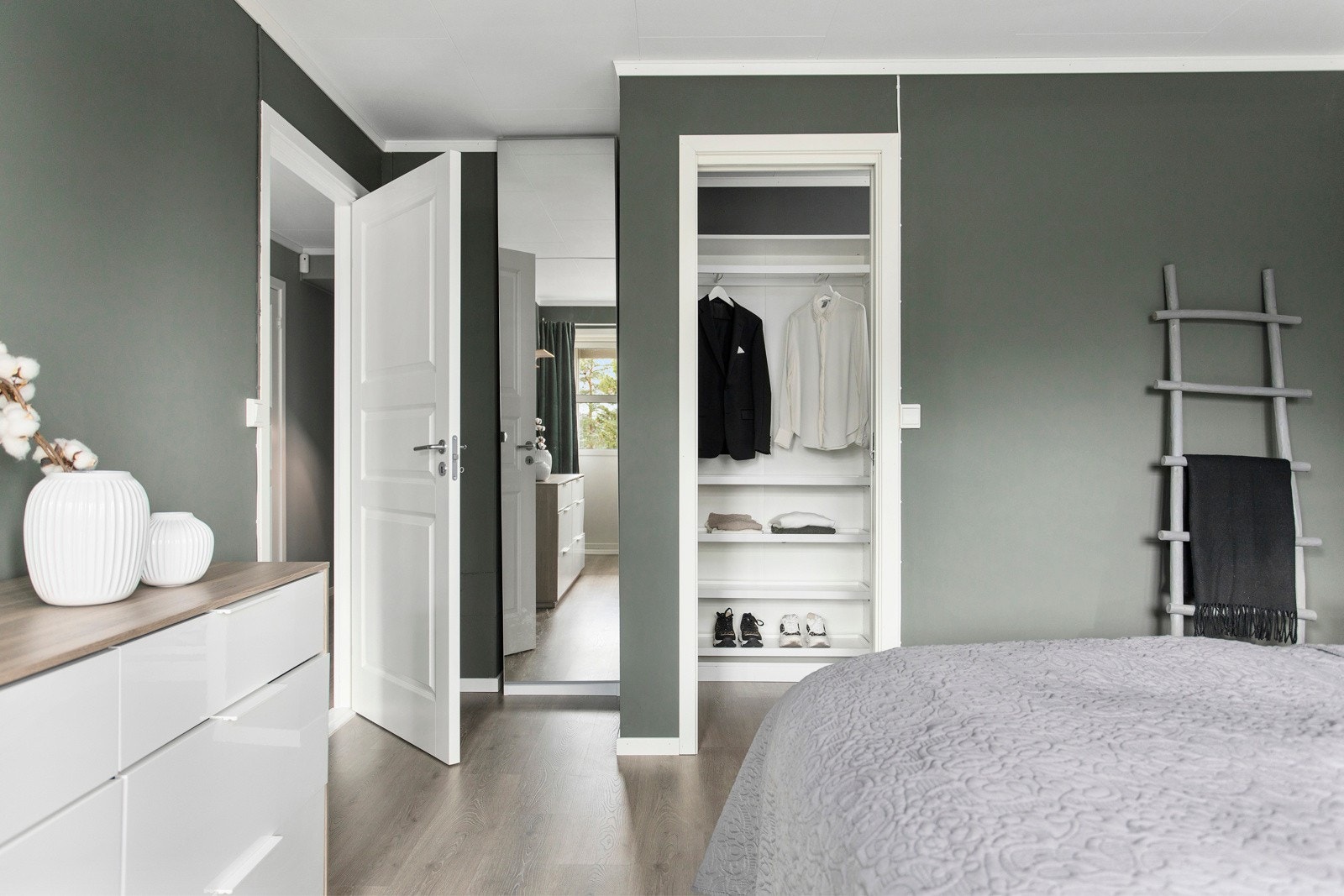 Tilliggende walk-in closet samt plass til garderobeløsninger. Galleribilde