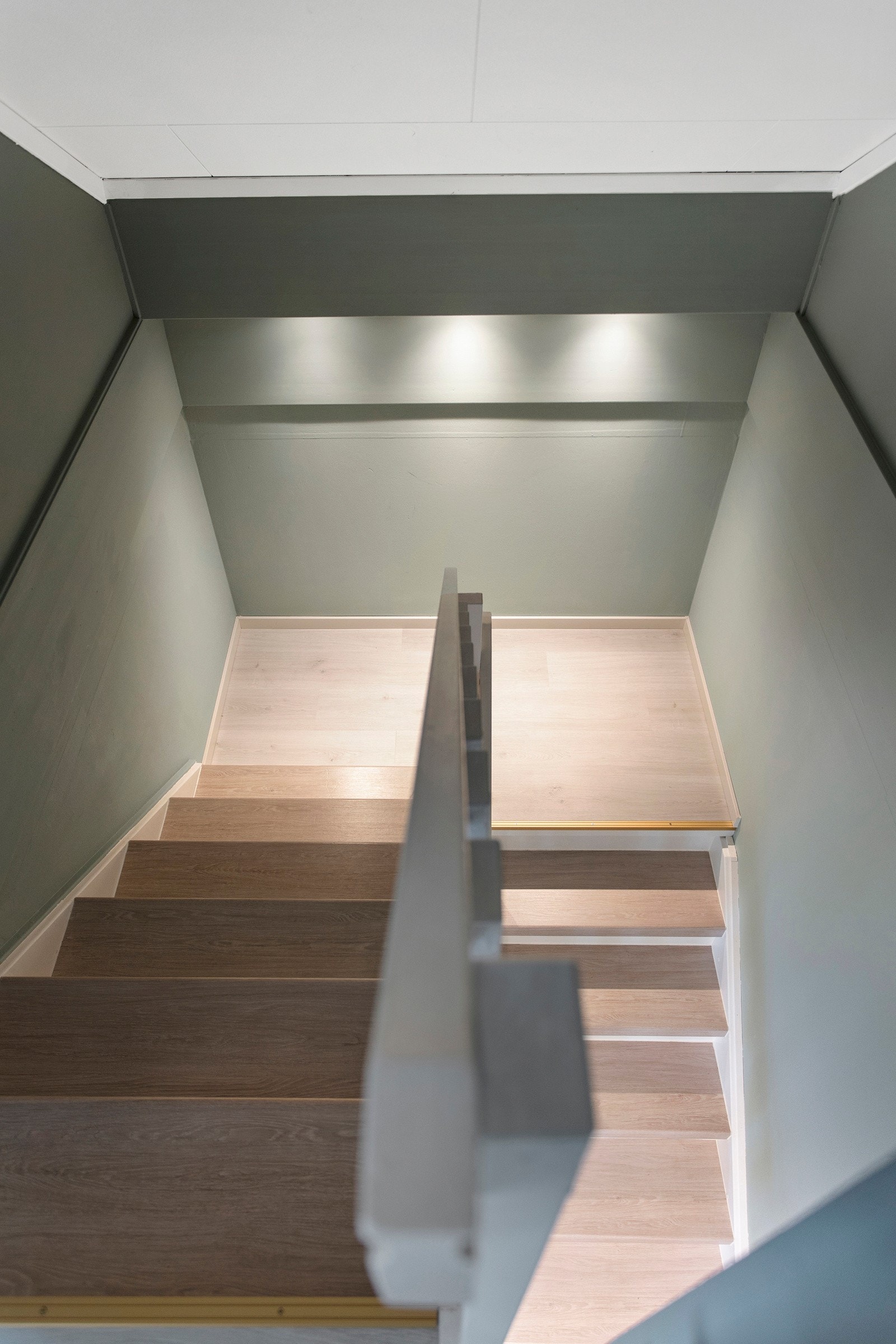 Lekkert trappeløp med belysning mellom etasjene. Galleribilde