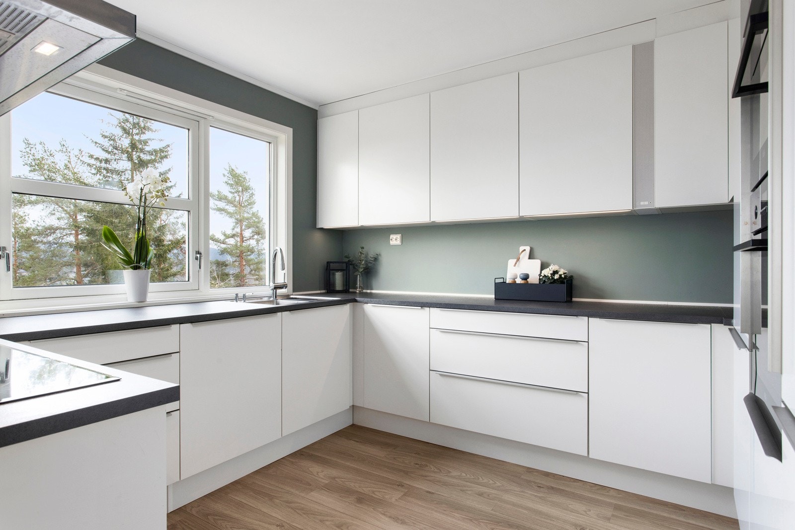 Kjøkkenet ble oppgradert i 2017 og har lys innredning og integrerte hvitevarer. Galleribilde