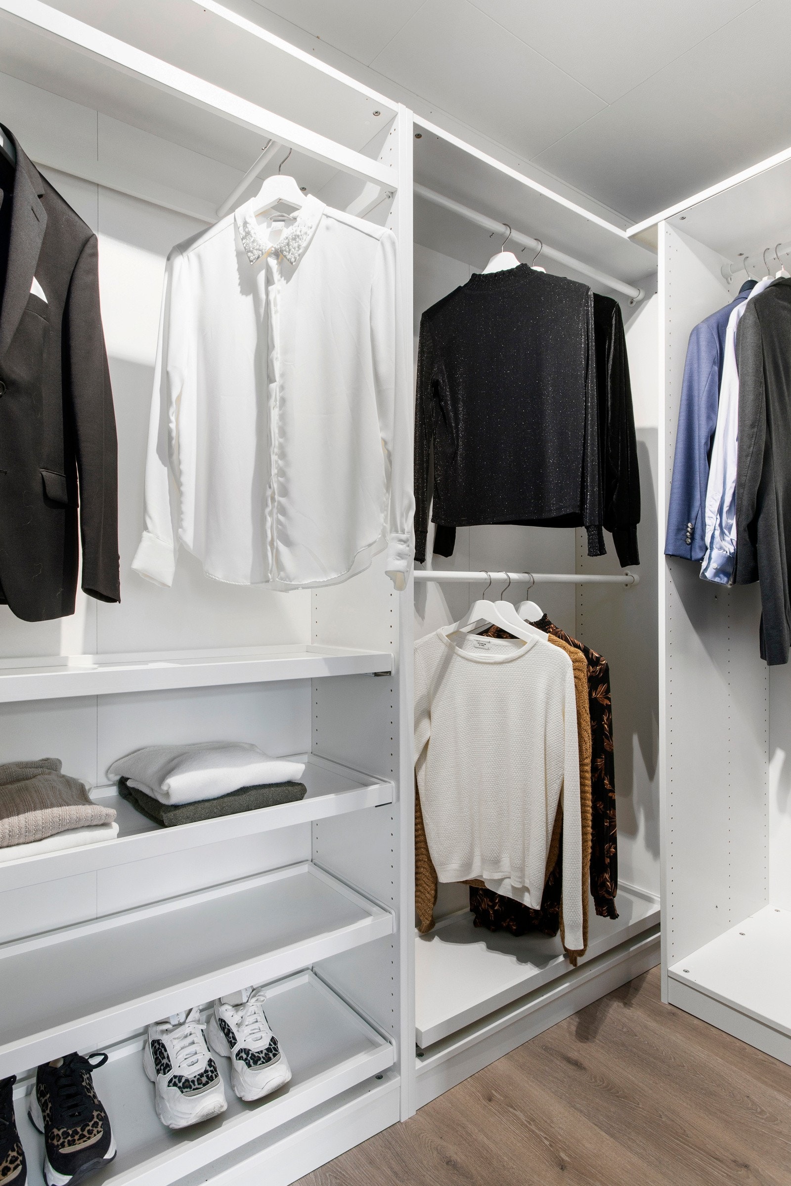 Walk-in closet. Galleribilde