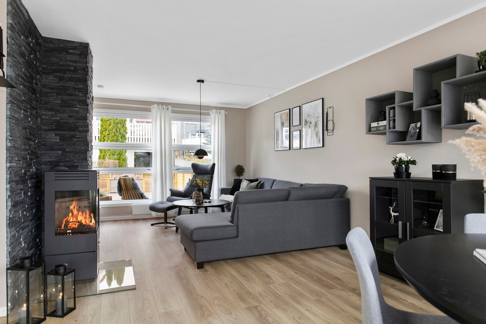 Stuen har en sjarmerende peisovn samt varmepumpe som ble etablert i 2020. Galleribilde