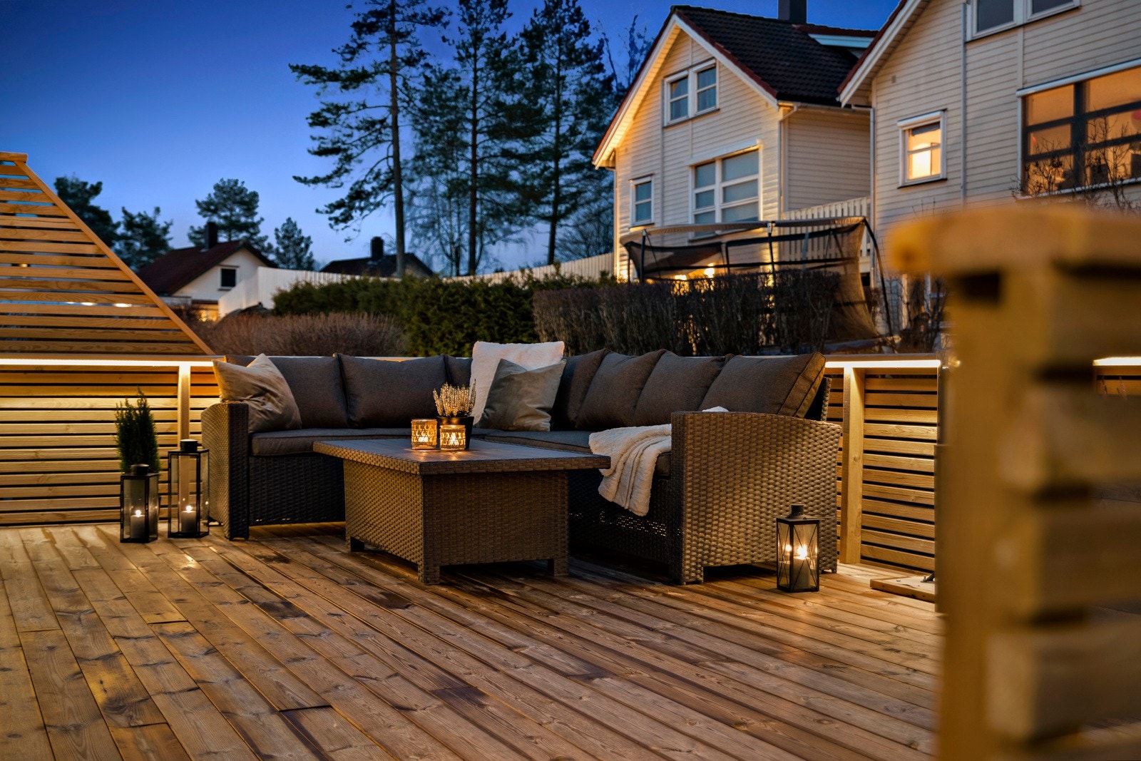 Eneboligen ligger på enden med uteplasser på begge sider og gode solforhold. Galleribilde