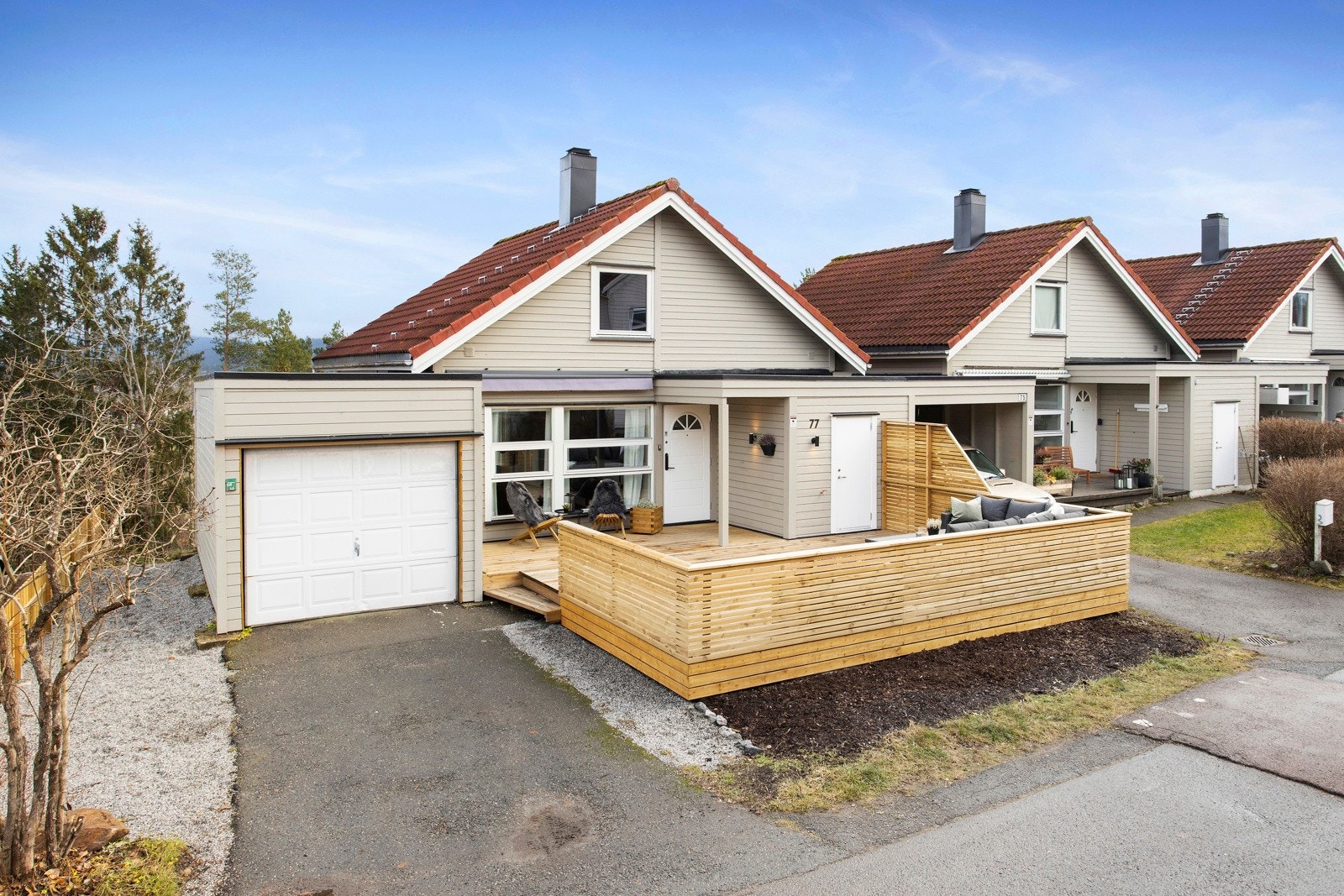 Parkering i garasje med el.bil-lader. Plass til en bil på asfaltert plass foran garasjen. Galleribilde