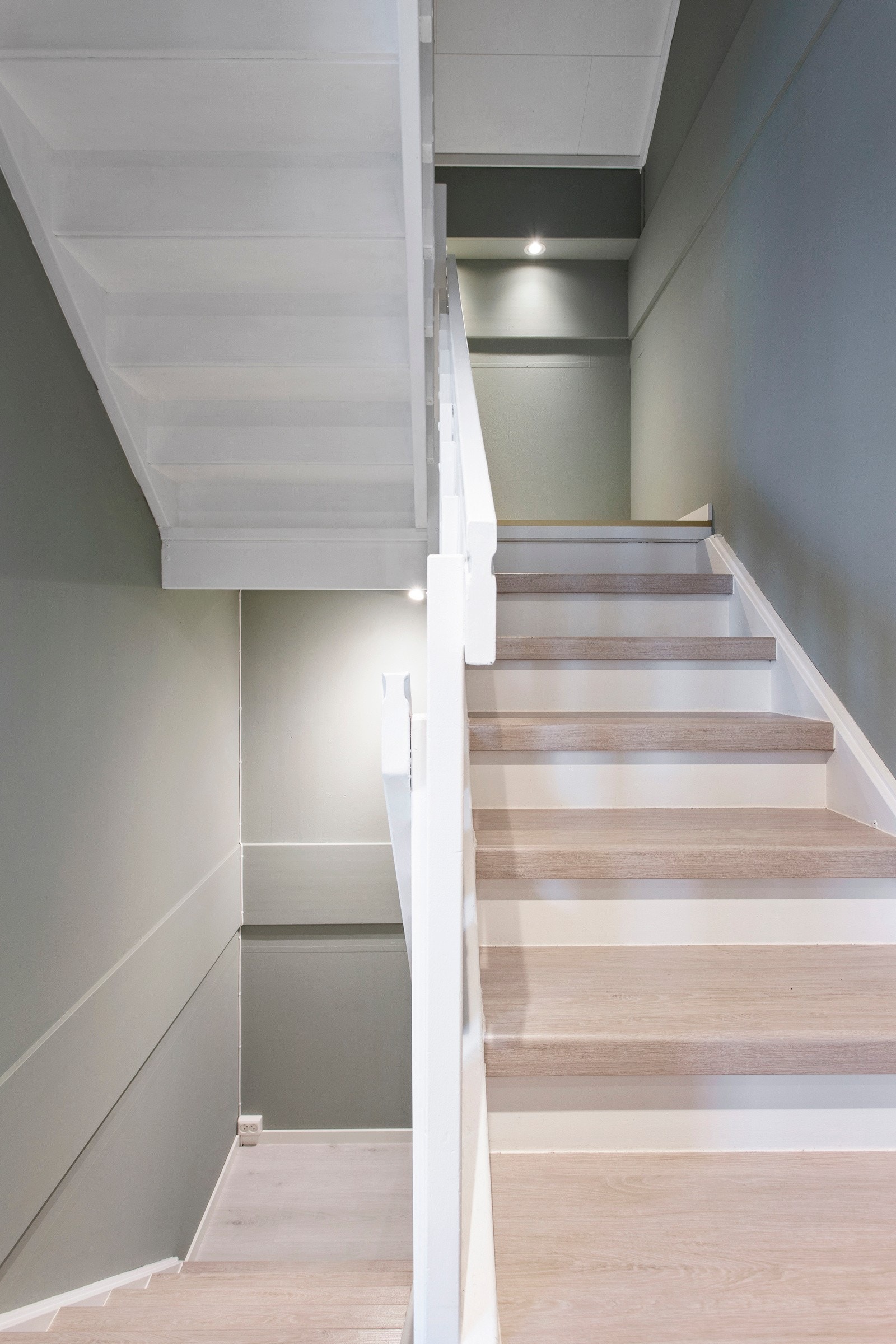 Lekkert trappeløp mellom etasjene. Galleribilde