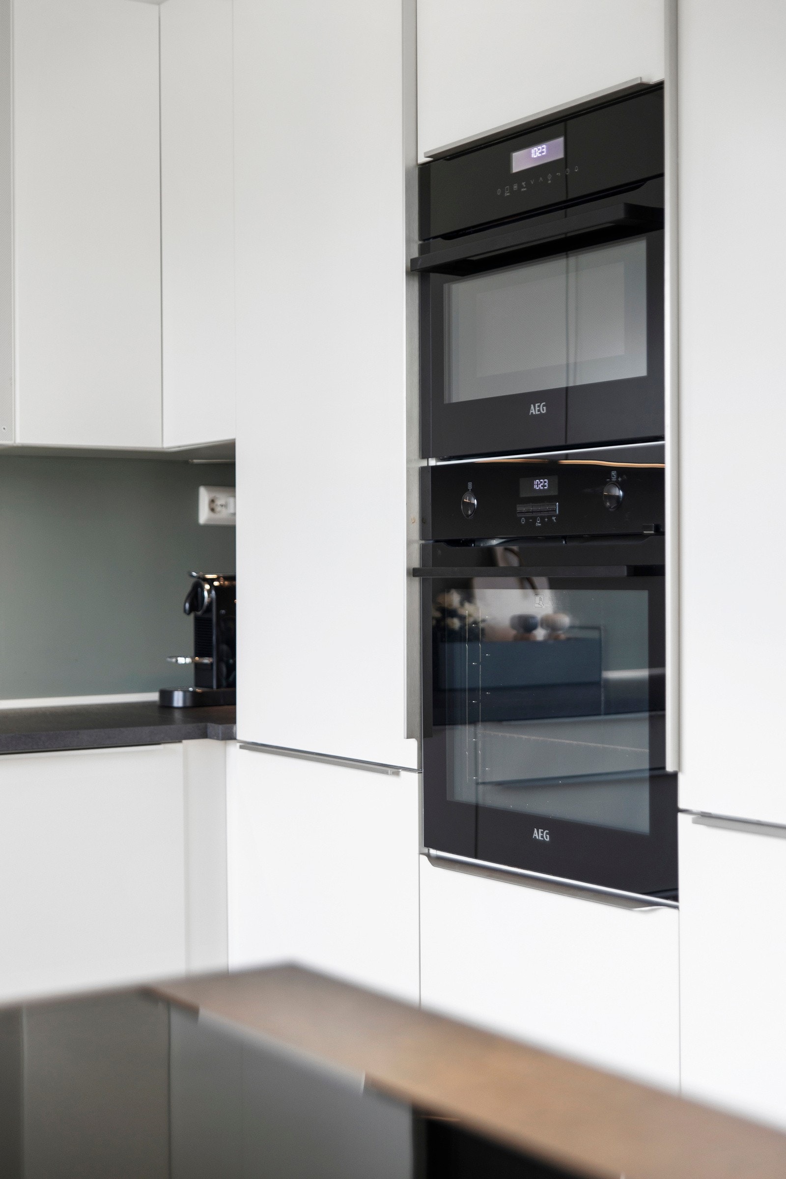 Integrert ovn og mikro i praktisk høyde. Galleribilde