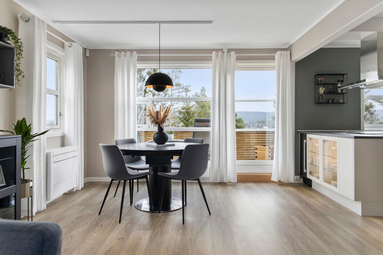 Flott spiseplass ved vinduene, vendt ut mot balkongen. Galleribilde