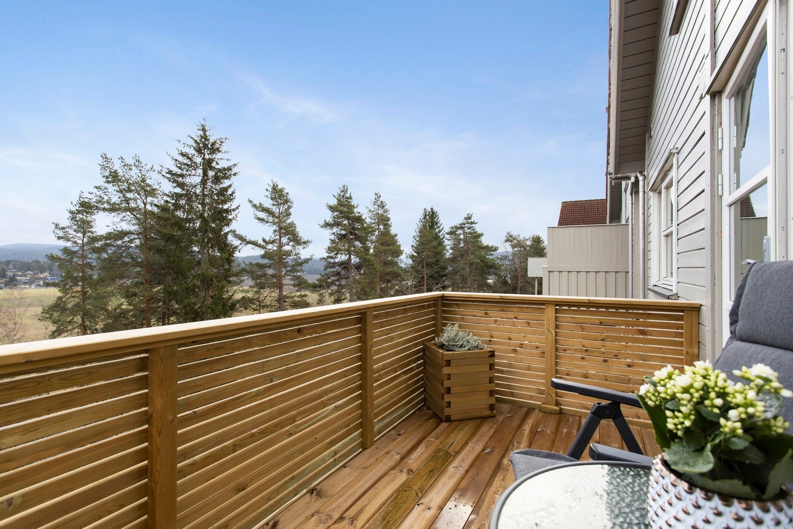 Dør ut til en balkong med utsikt, på ca. 6 kvm. Galleribilde