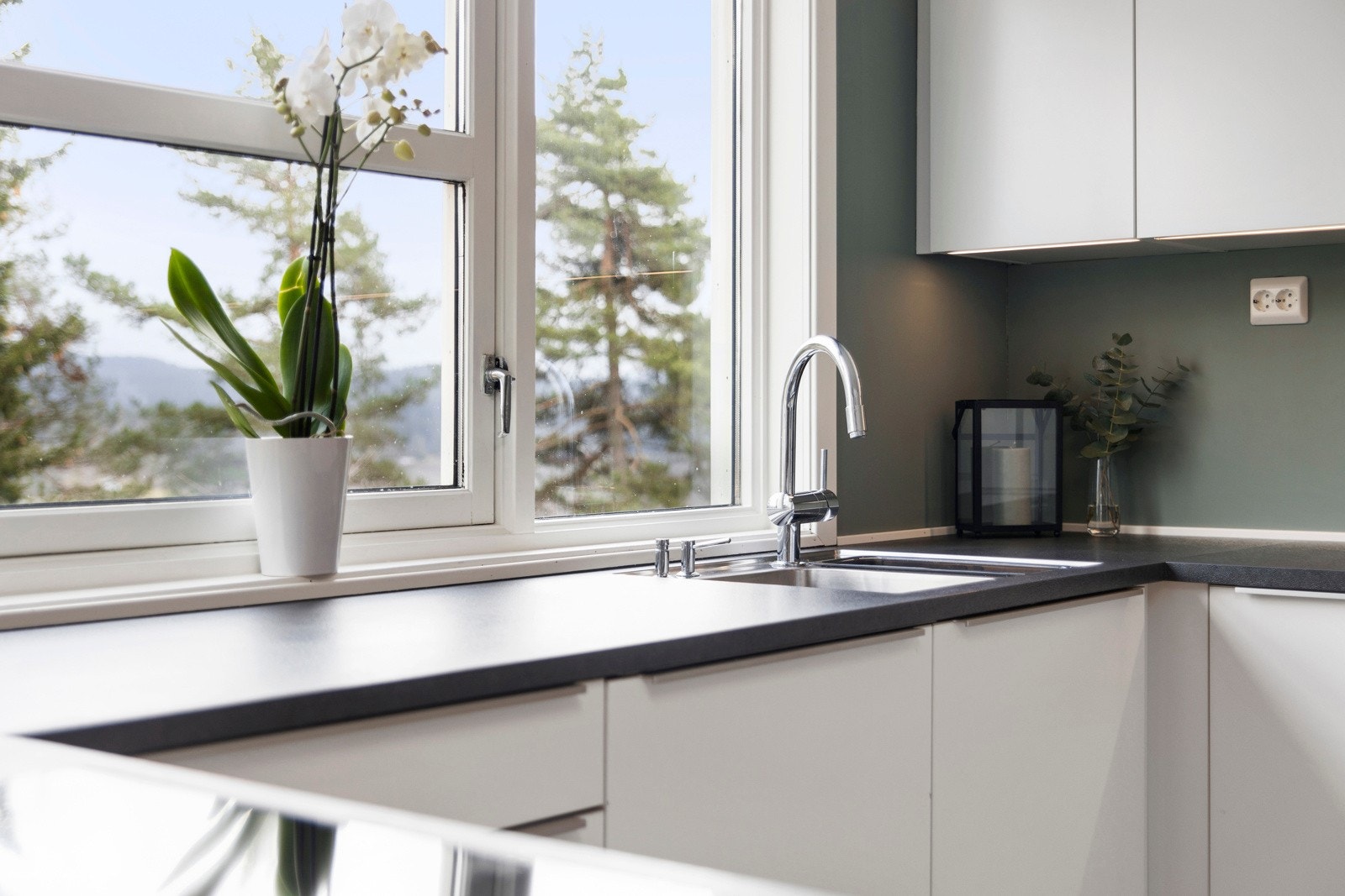 Dobbel oppvaskkum under vinduet. Galleribilde