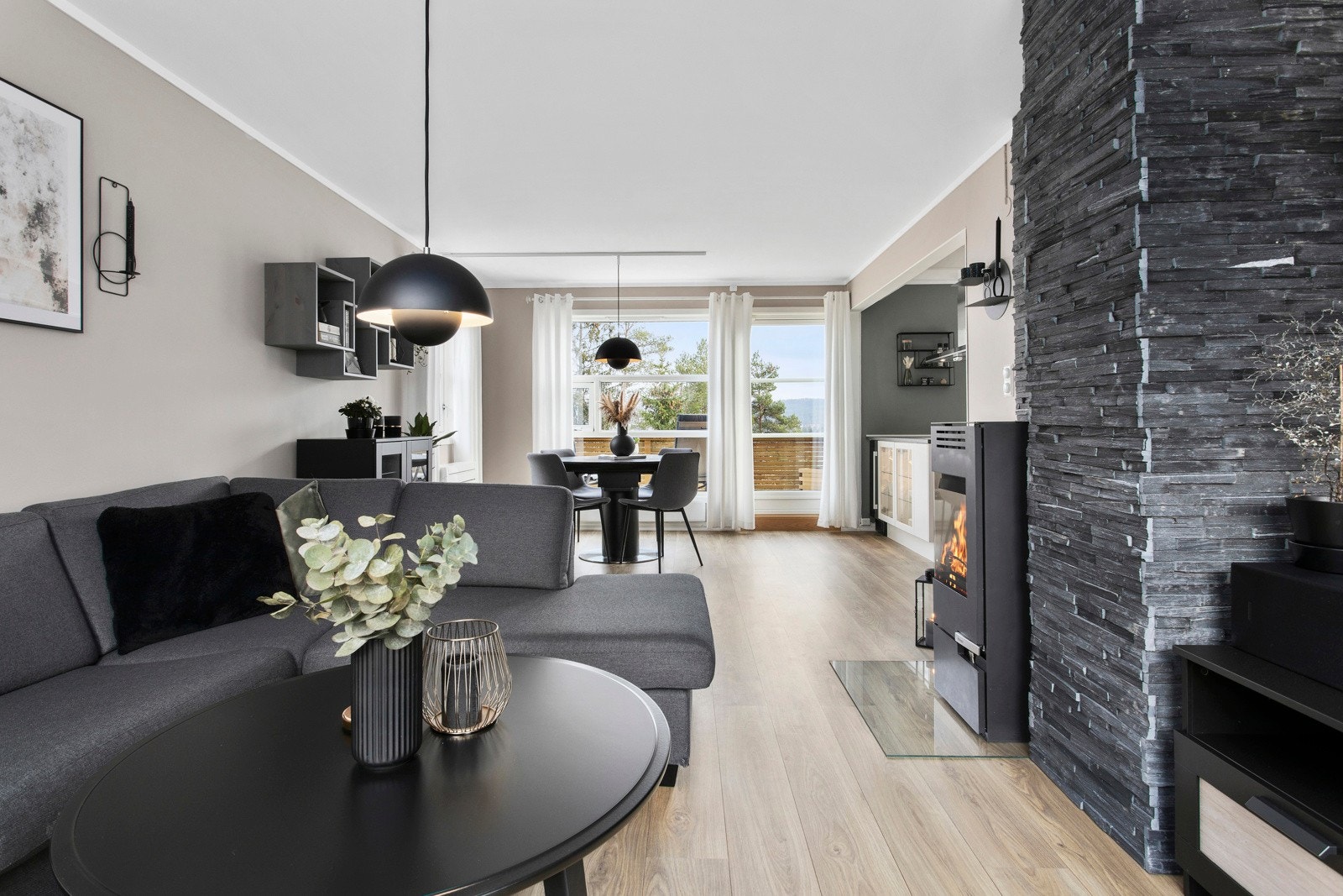 Gjennomgående stue med åpen løsning inn til kjøkkenet. Galleribilde