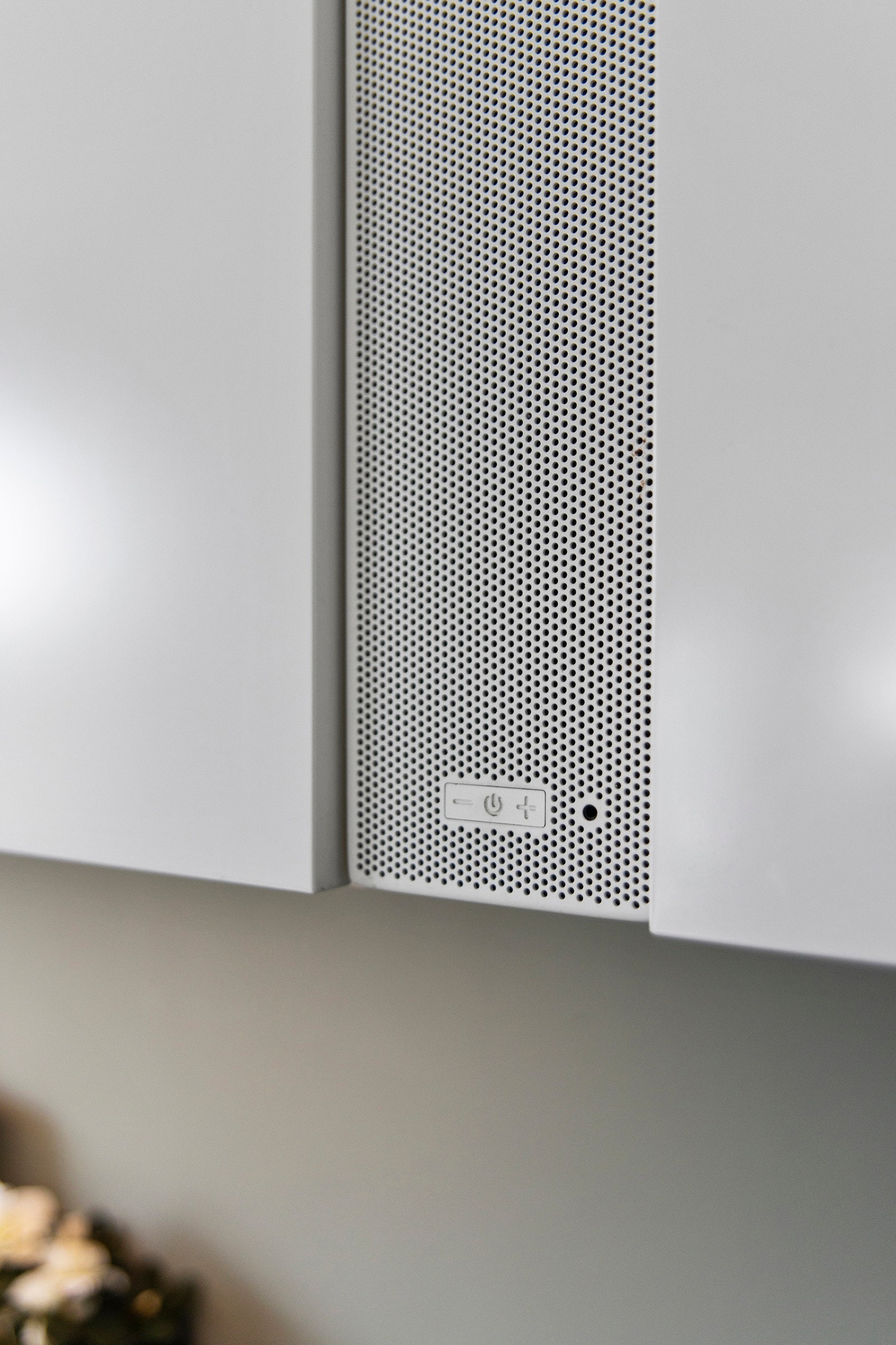 Elegant innebygd høyttaler mellom to overskap. Bluetooth-høyttaleren styres via nettbrett eller smarttelefon. Galleribilde