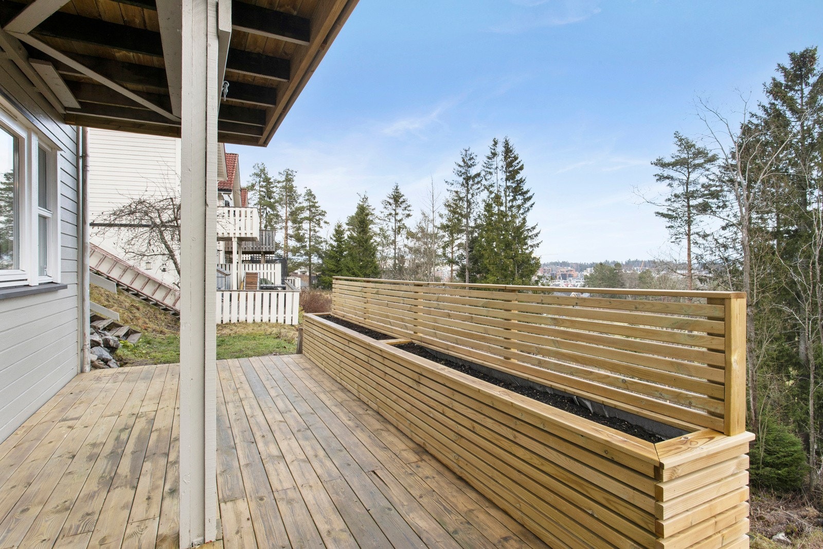 Terrassen har rekkverk med blomsterkasser samt god plass til sittegruppe og grill. Galleribilde