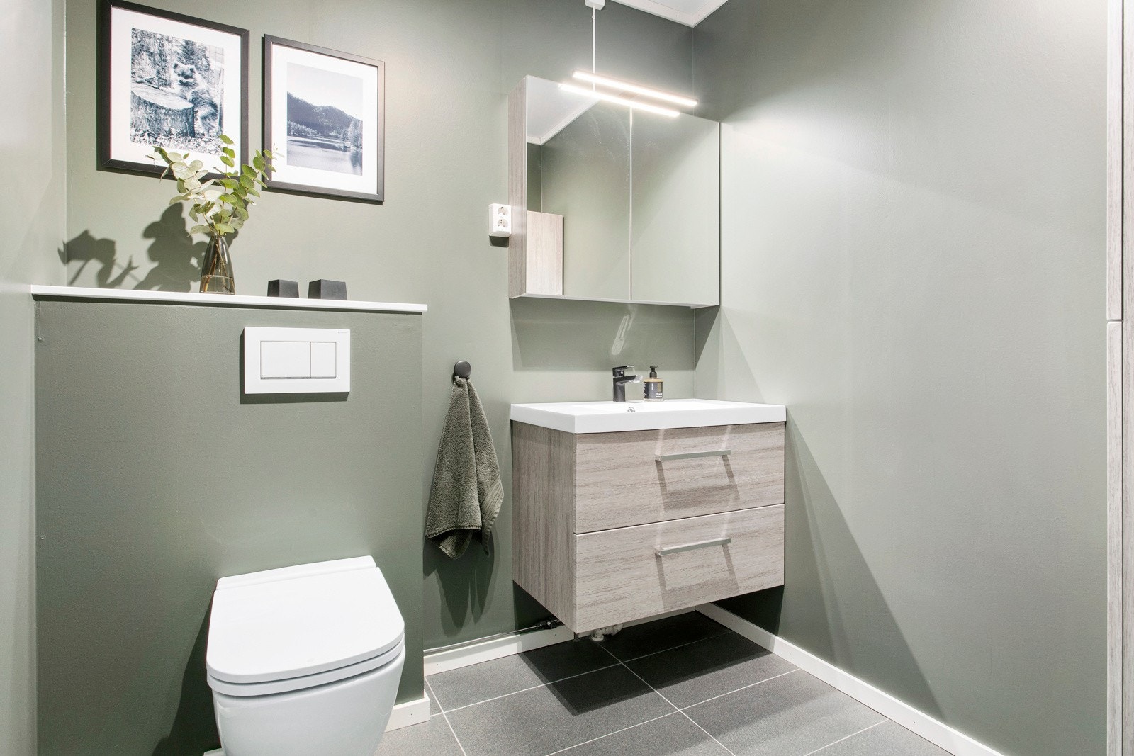 Toalettrommet er oppgradert med gulvfliser og innredning av dagens eier i 2020. Galleribilde