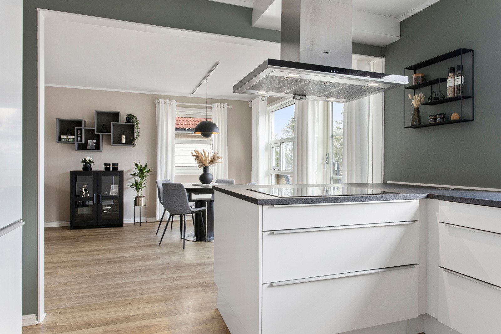 Kjøkken mot spisestue. Galleribilde