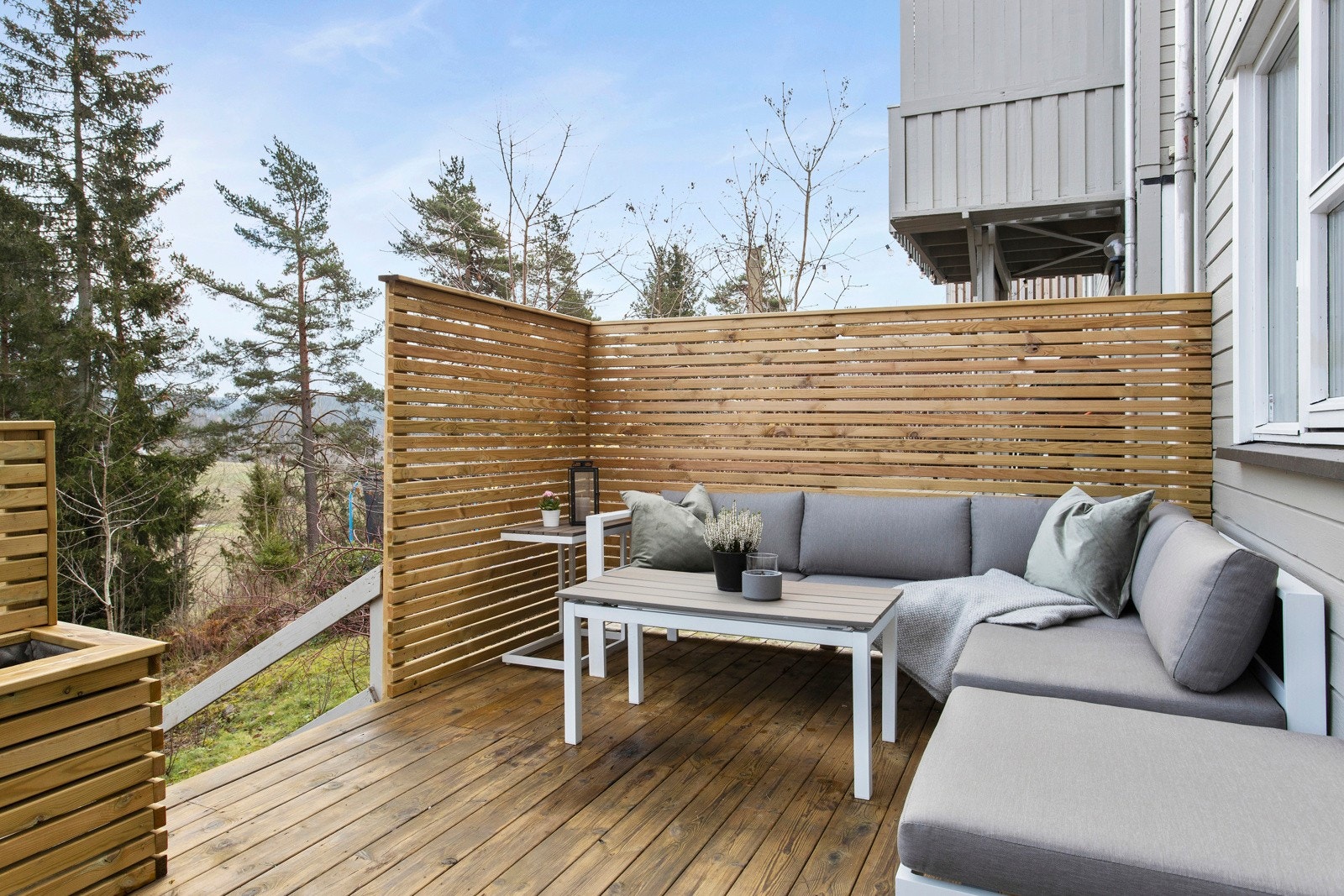 Flotte uteplasser på begge sider av huset. Galleribilde