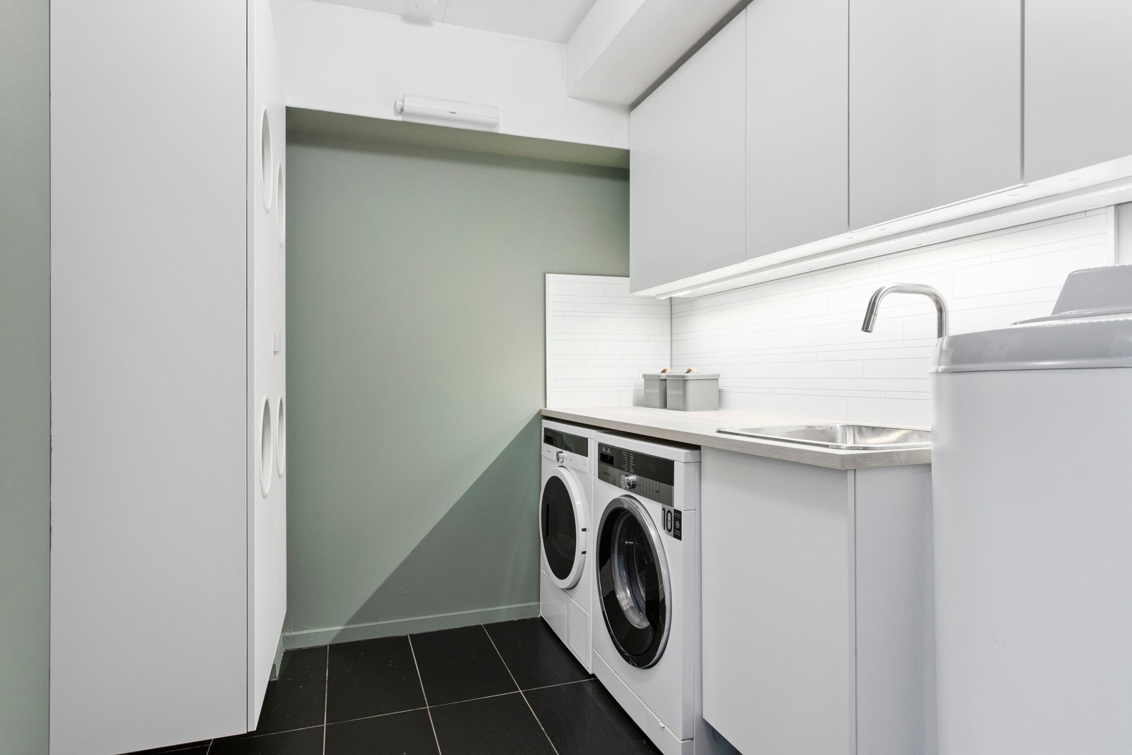 Vaskerommet ble bygget av tidligere eier i 2009 og dagens eier har skiftet innredningen i 2021. Galleribilde