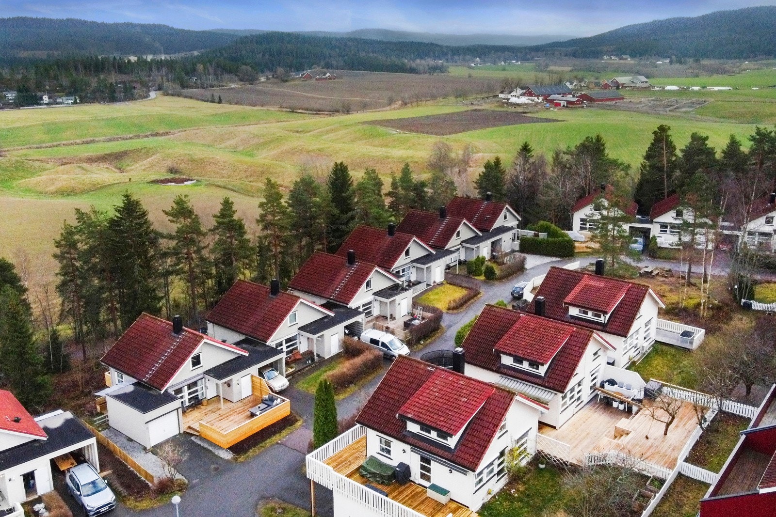 Boligen innehar en svært god beliggenhet på Vallerudbakken, på enden av rekken, vendt mot et lite skogholt med tursti og landbruksarealer bak. Galleribilde