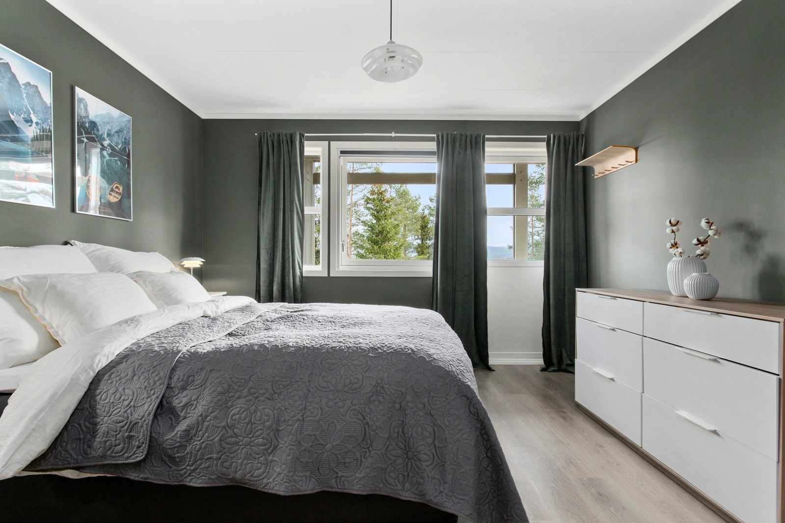 Hovedsoverom med utgang til terrasse og hage. Galleribilde