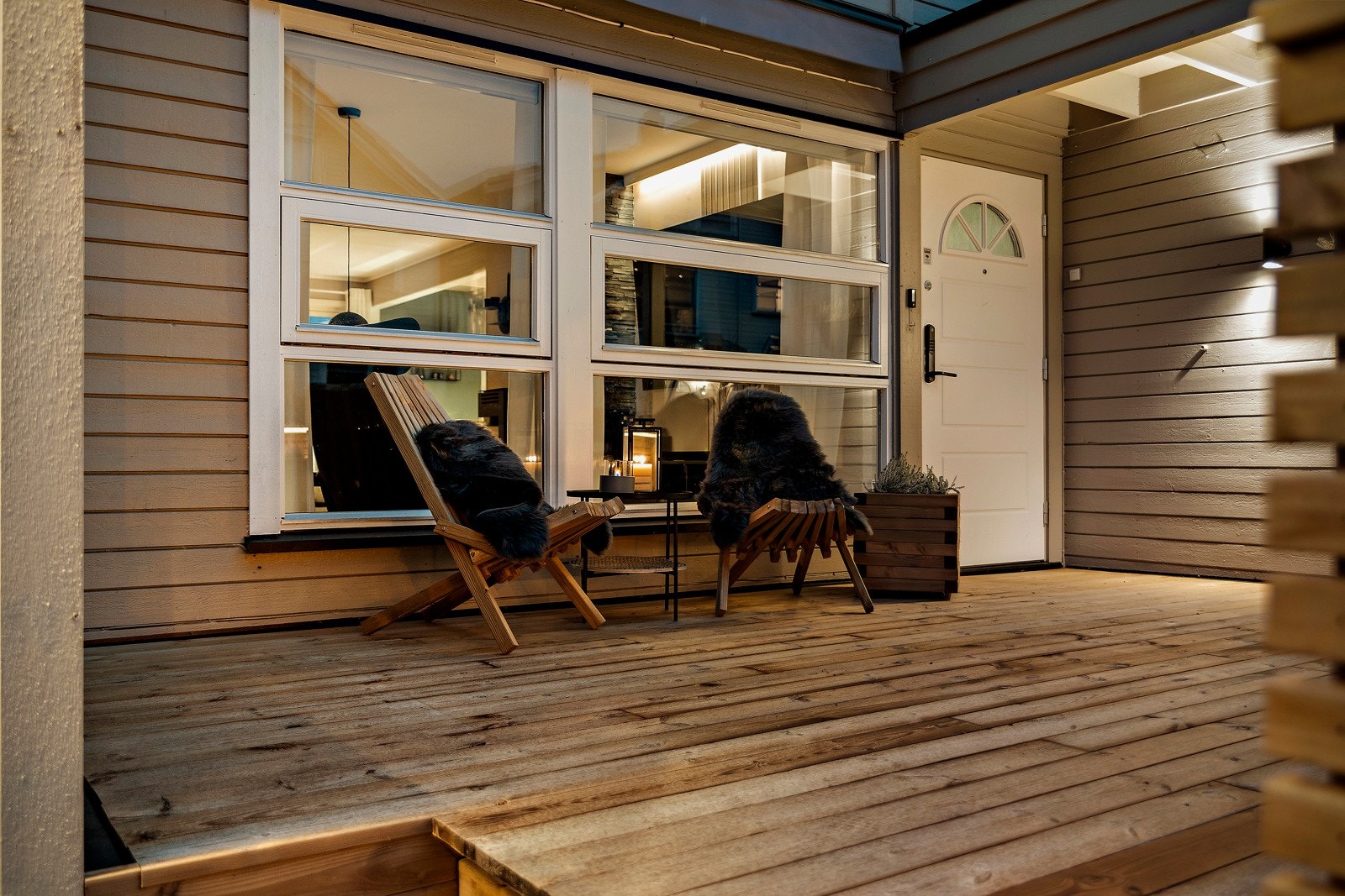 Tak over inngangsdøren som har glassfelt og kodelås for en nøkkelfri hverdag. Galleribilde