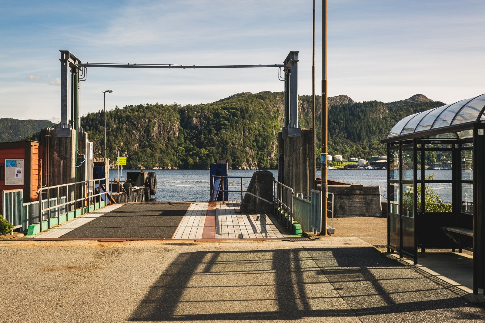 Kleppestø båtkai ligger 5 minutter unna med bil. Galleribilde