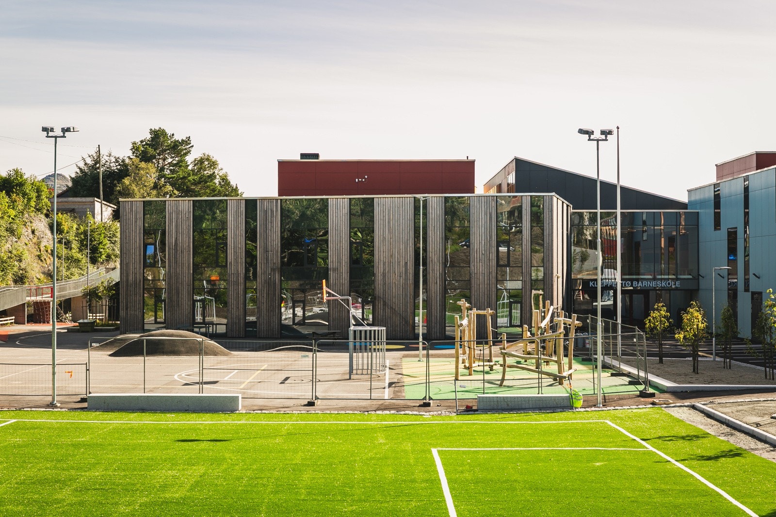 Kleppestø barneskole ligger 5 minutter unna med bil. Galleribilde