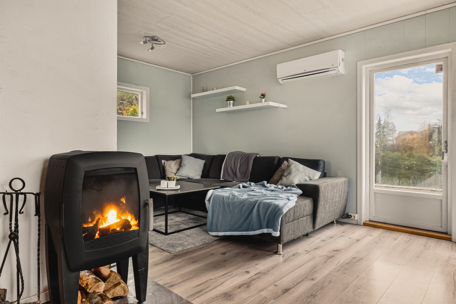 Utgang til solrik altan. Galleribilde