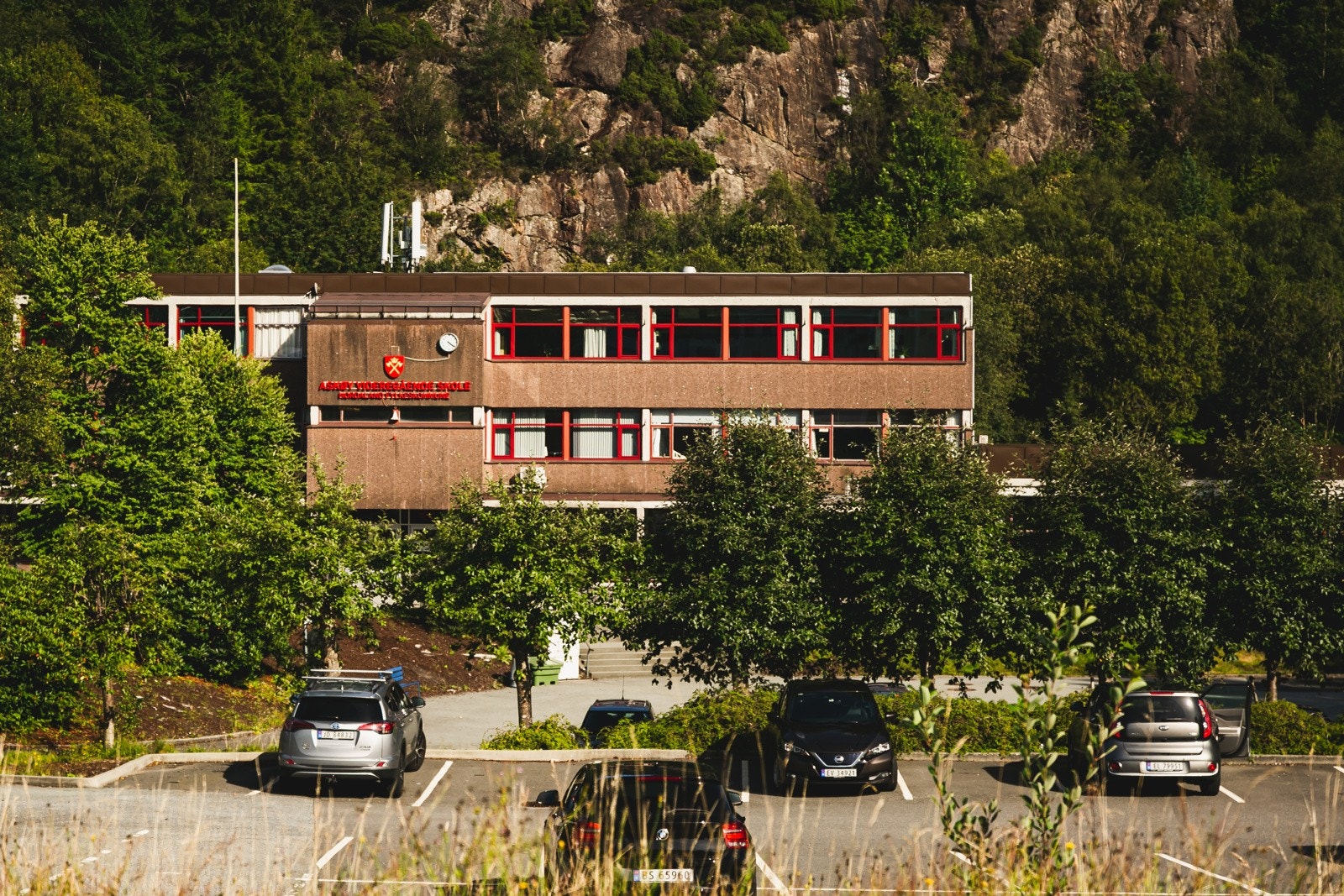 Askøy videregående skole ligger 5 minutter unna med bil. Galleribilde
