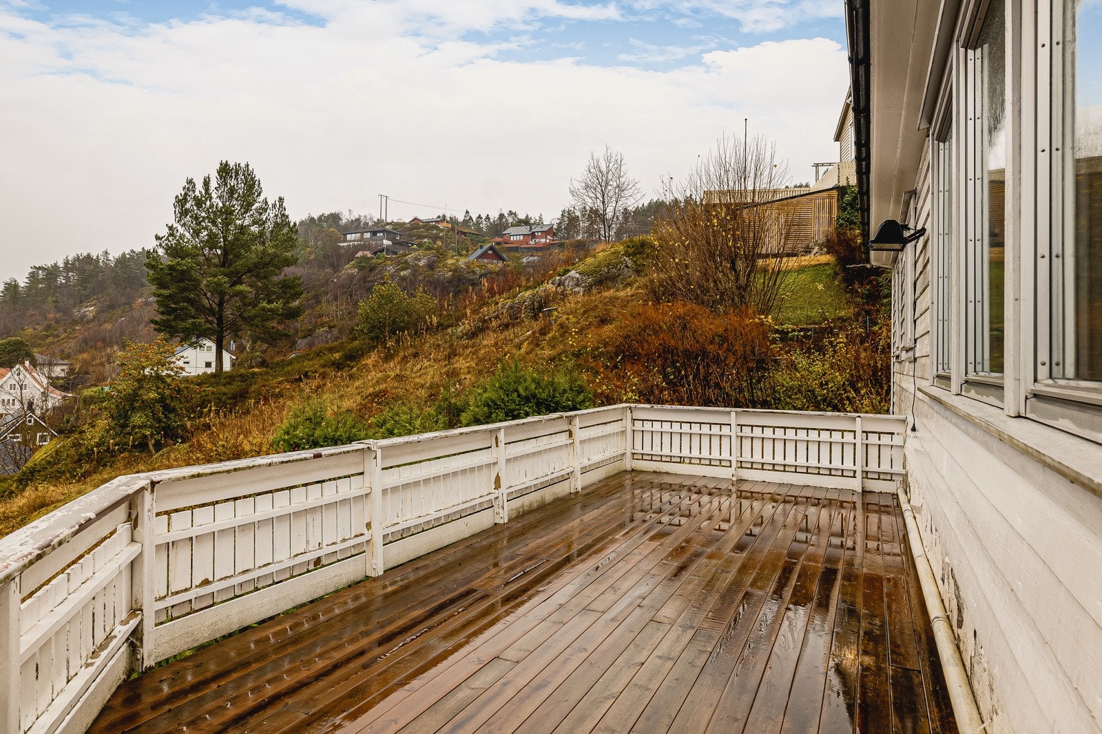 Altan har god plass til sittegruppe til varme sommerdager. Galleribilde