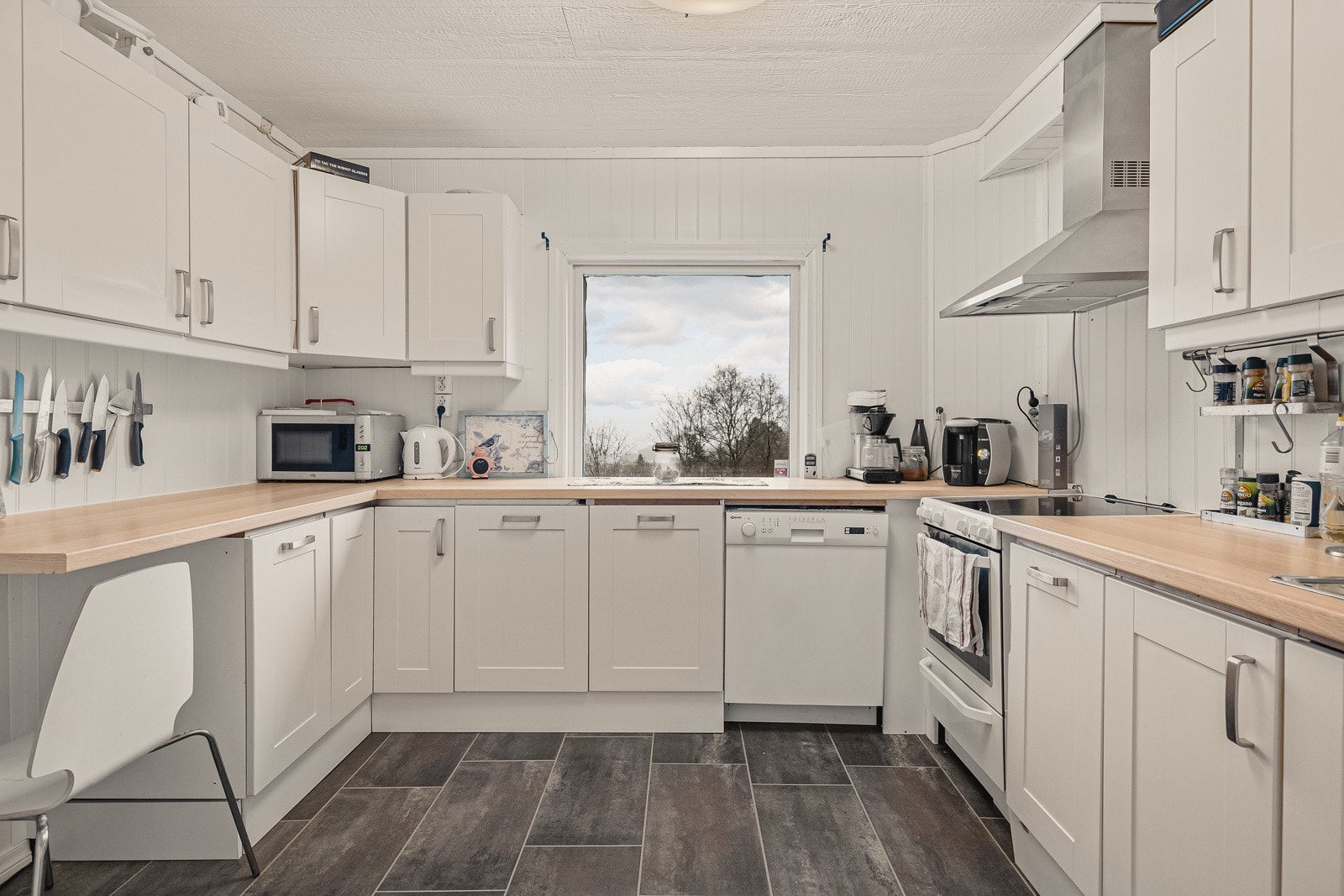 Ikeakjøkken godt med skap- og benkeplass. Galleribilde