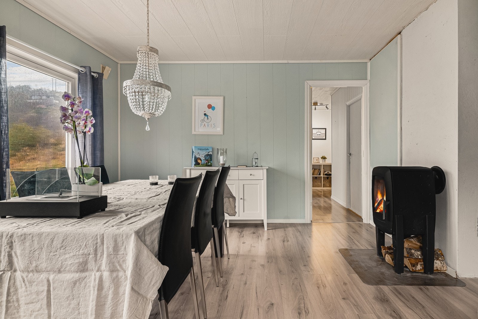 Stue med koselig vedovn installert i 2021. Galleribilde