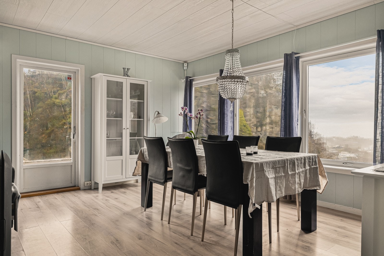 Romslig stue med utgang til altan. Galleribilde