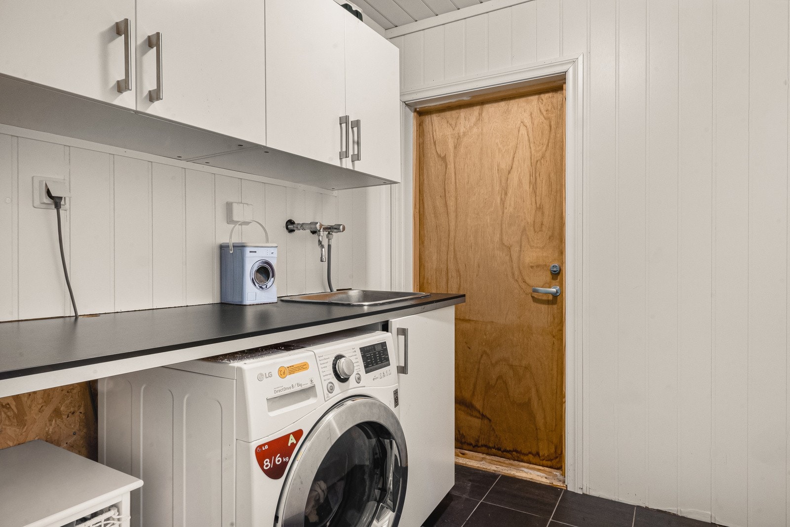 Vaskerom med og praktisk innredning. Varme i gulv. Galleribilde