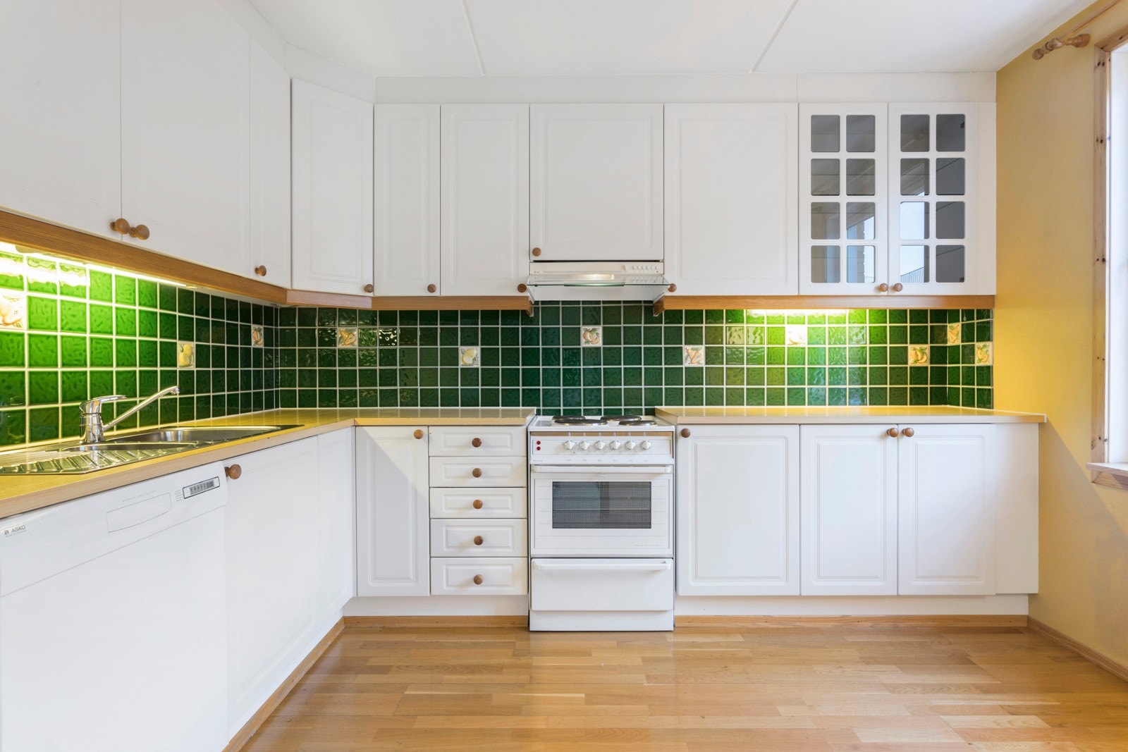 Kjøkken med profilerte fronter og god skap- og benkeplass Galleribilde