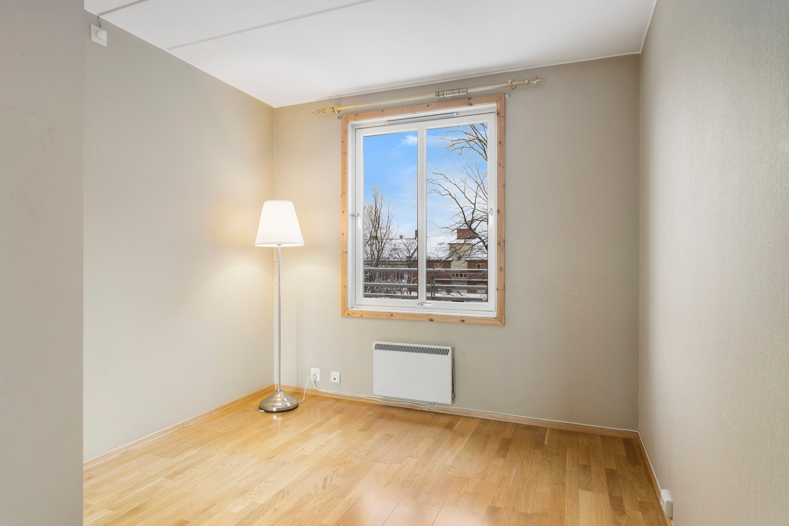 Romslig soverom med plass til dobbeltseng og nattbord Galleribilde