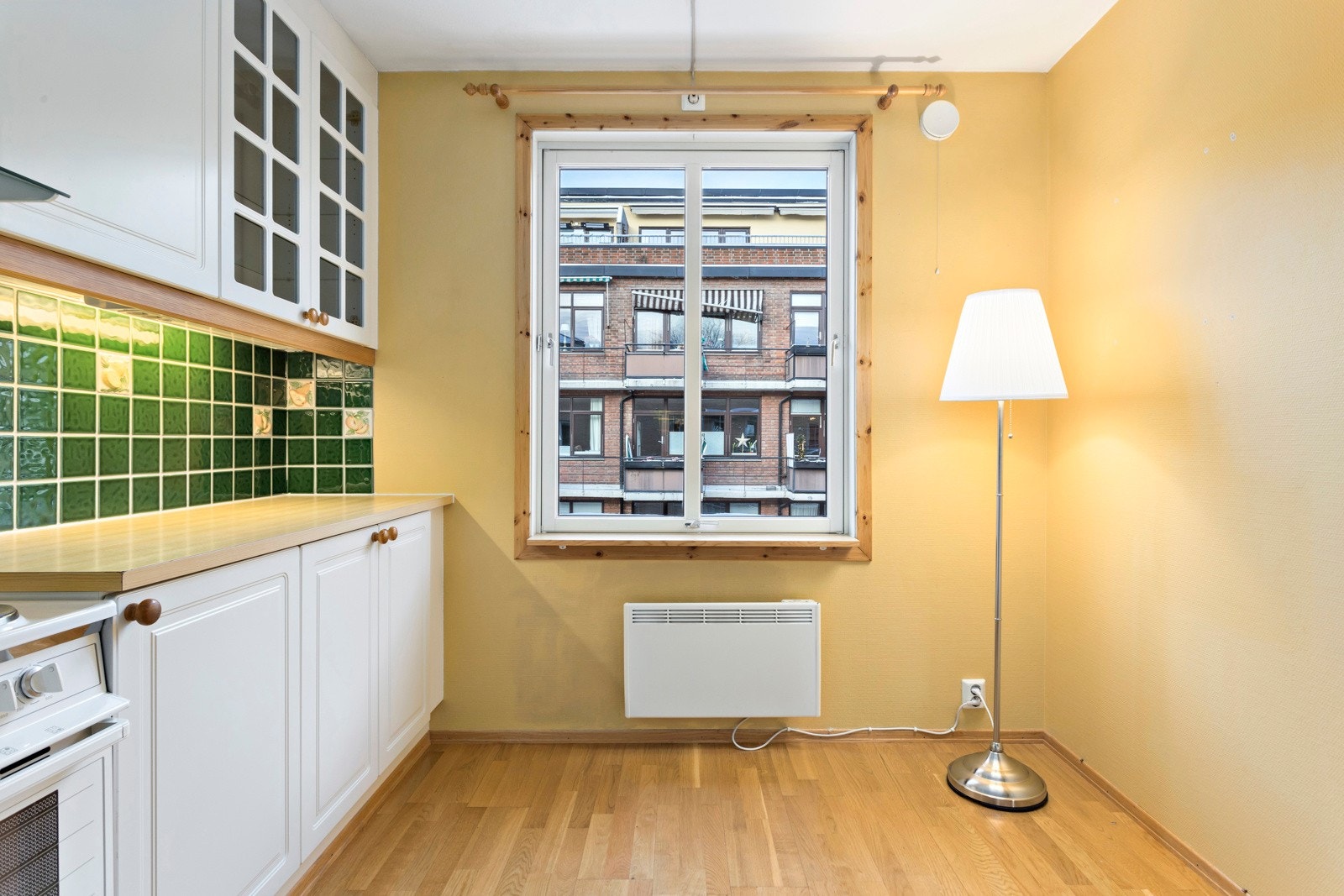 Vinduet gir naturlig lys til kokken Galleribilde