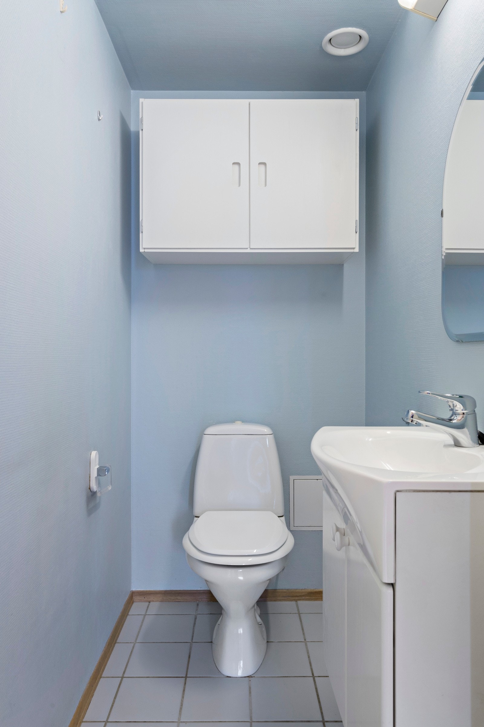 Toalettrom med flislagt gulv med varme og gulvstående toalett Galleribilde