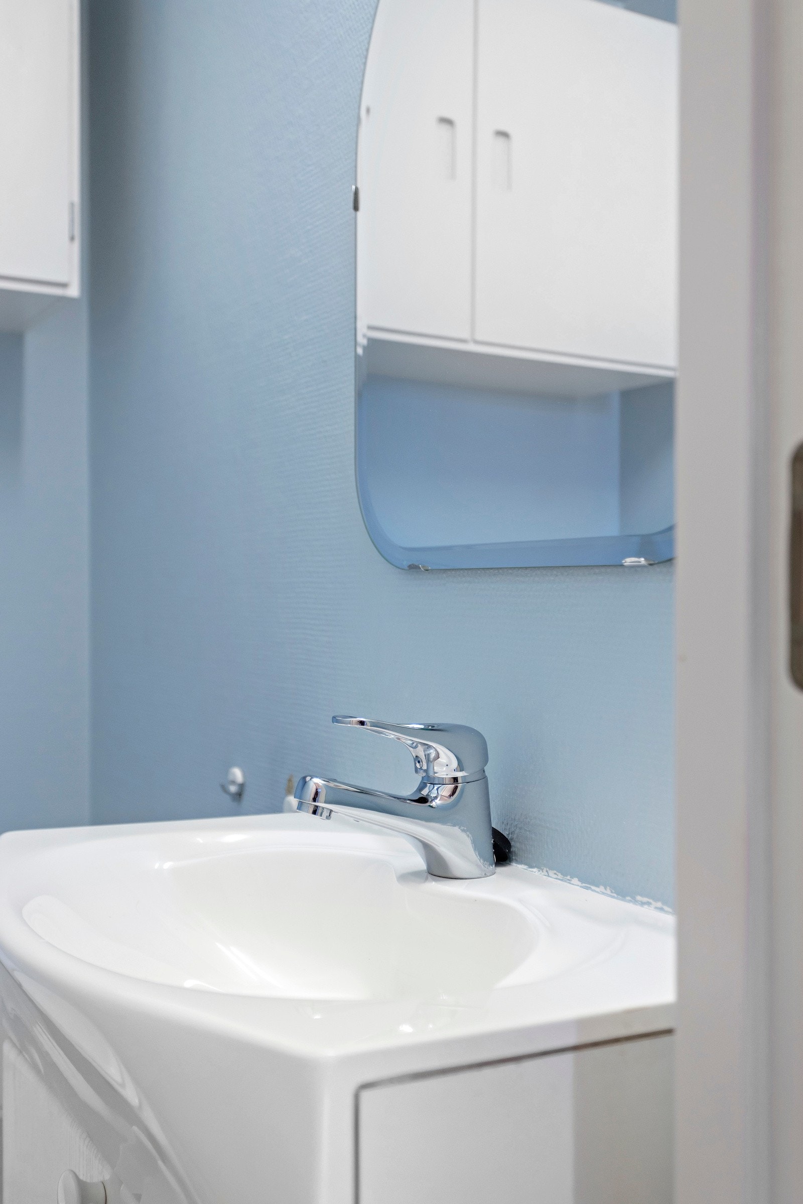 Vegghengt servantskap med ovenpåliggende servant Galleribilde