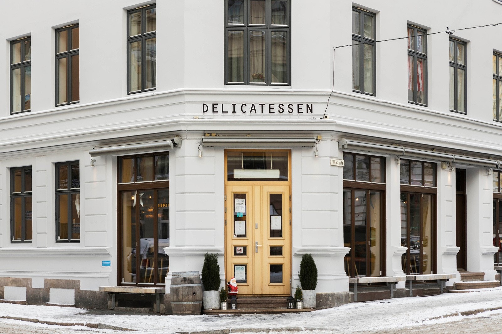 Området byr på nesten alle servicetilbud. Populære Delicatessen rett ved Galleribilde