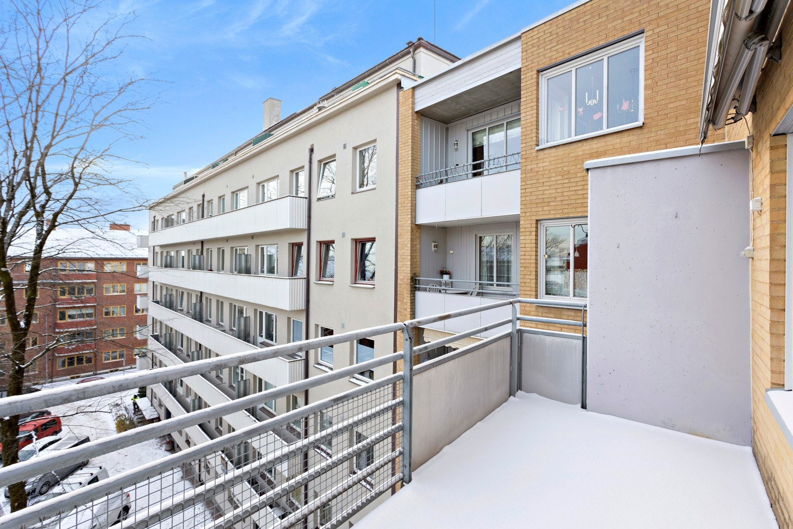 Fra stuen er det utgang til to balkonger. En sydøstvendt, og en nordvestvendt Galleribilde