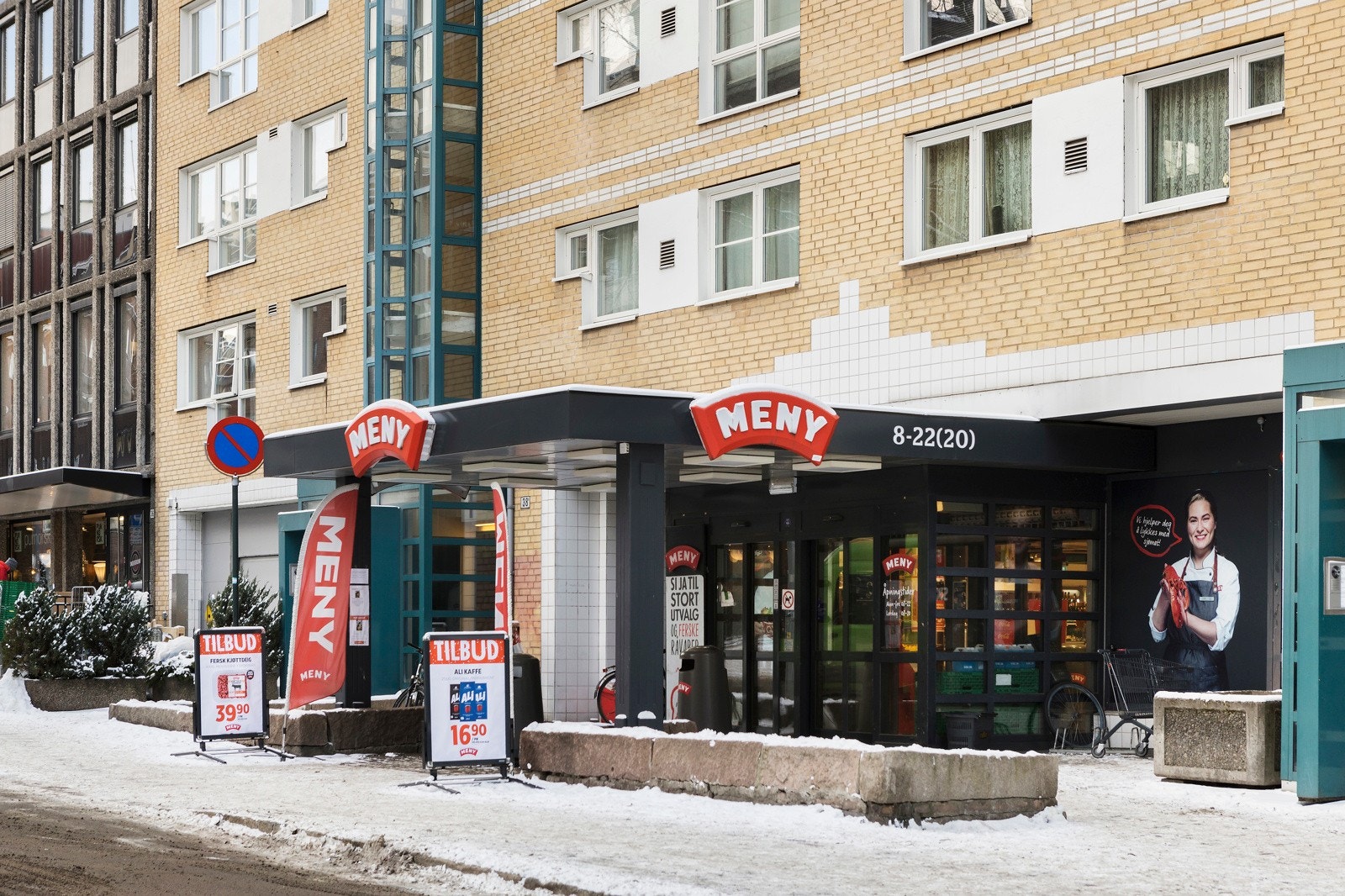 Dagligvarehandelen kan blant annet gjøres på Meny som ligger en kort spasertur fra leiligheten Galleribilde