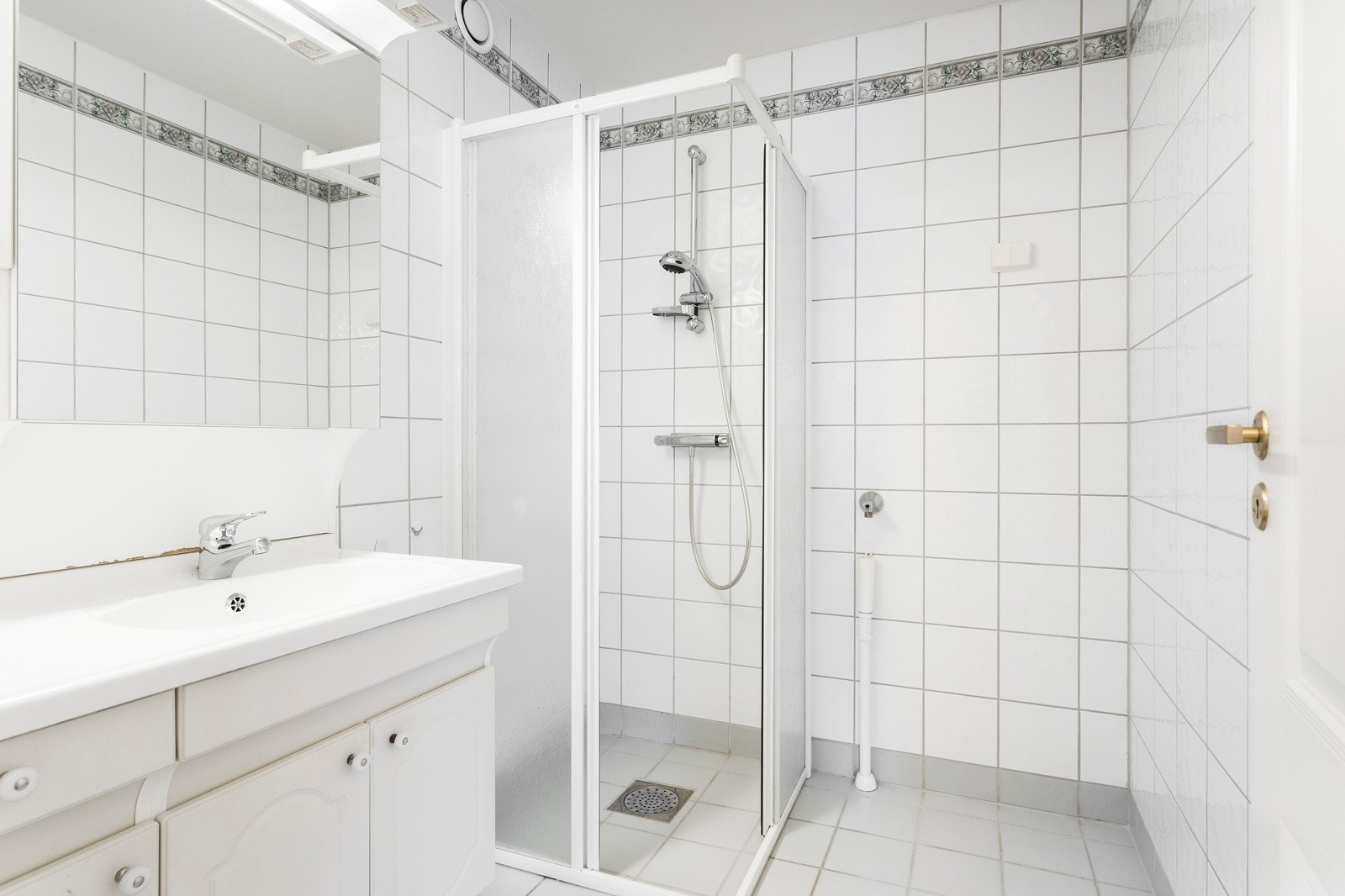 Baderom med flislagte vegger og gulv. Varmekabler på bad Galleribilde