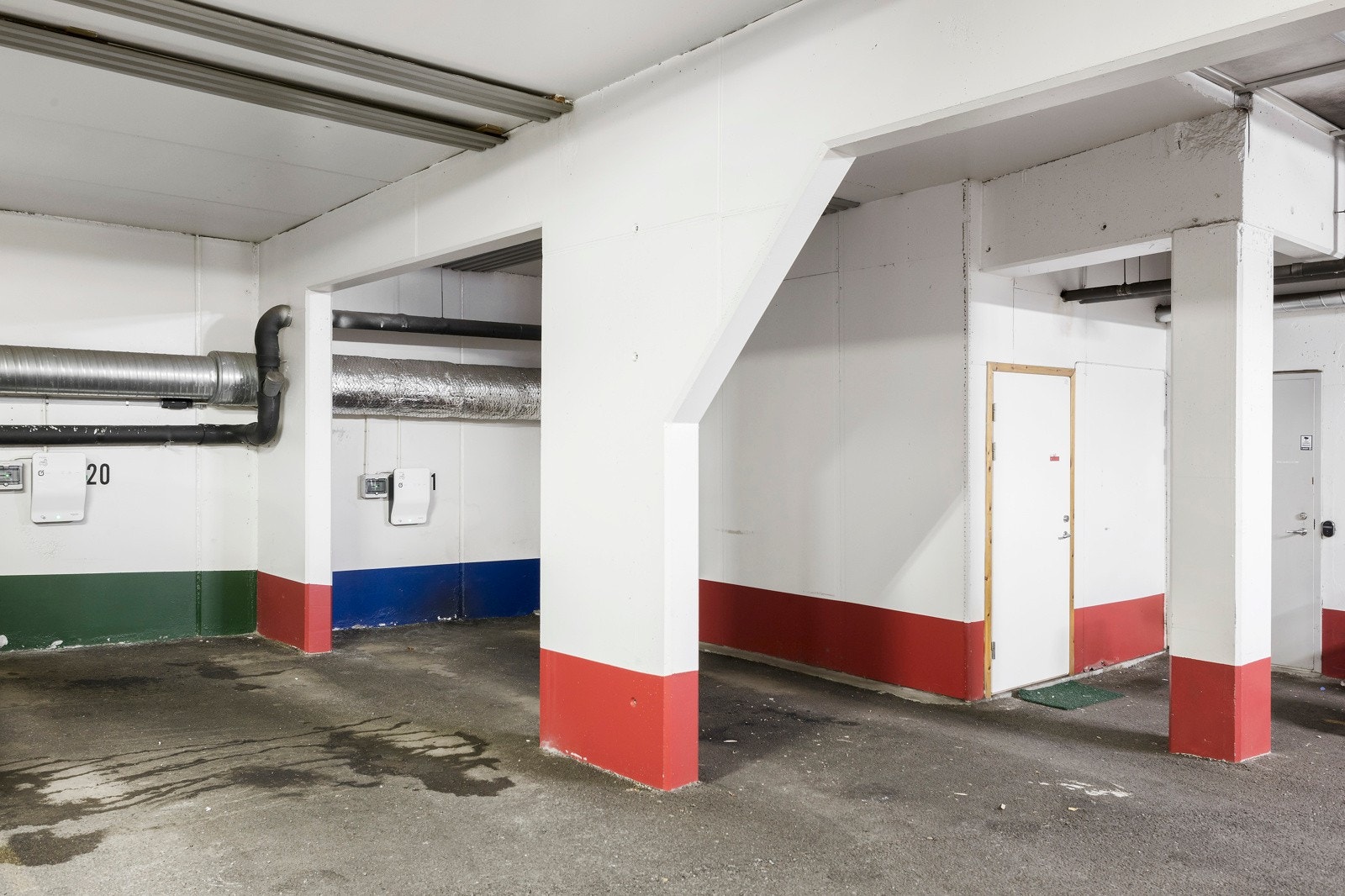 Medfølgende garasjeplass med elbillader Galleribilde