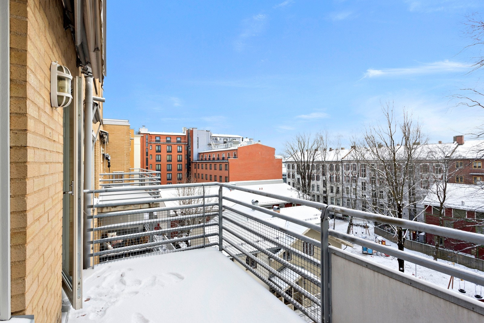 Balkongen er sydøstvendt og på ca. 8,5 kvm Galleribilde