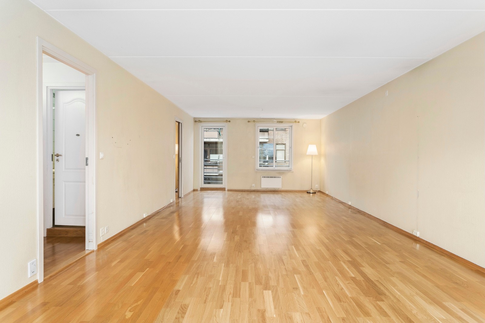 Romslig stue med god plass til sofa og spisestue. Også muligheter til å lage til et ekstra soverom Galleribilde